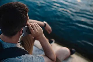 在海边，人们手里拿着手机