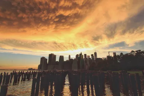 夏天，广角，河流，天际线，阳光，暴风雨，布鲁克林大桥公园，摩天大楼