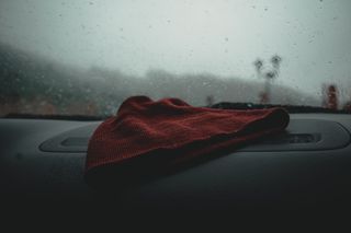 汽车仪表板上的帽子