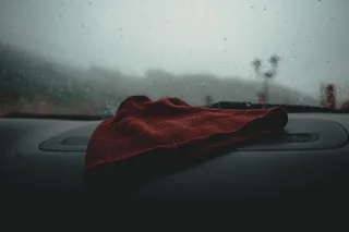 汽车仪表板上的帽子