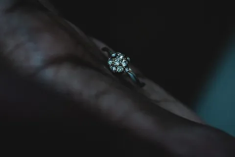 透明宝石银色纸牌戒指 透明宝石银色纸牌戒指