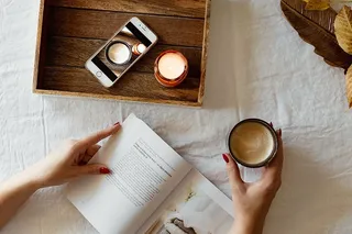 女人看书喝咖啡