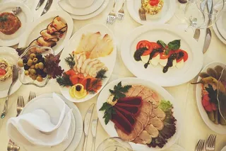 在头顶上拍摄的肉食晚餐