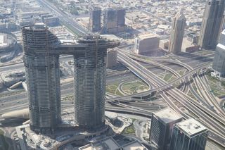 白天两座灰色高层城市建筑的高角度摄影