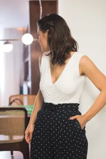 女人把左手放进口袋里 女人把左手放进口袋里