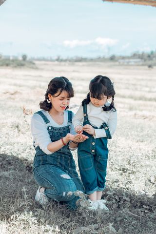 母亲和女儿穿着围兜和背带工作服