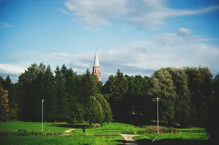 云、建筑、树木、乡村、建筑、日光、草地、公园