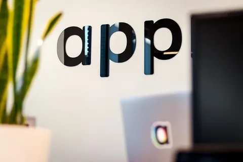 白色墙上的黑色应用程序标志 白色墙上的黑色应用程序标志