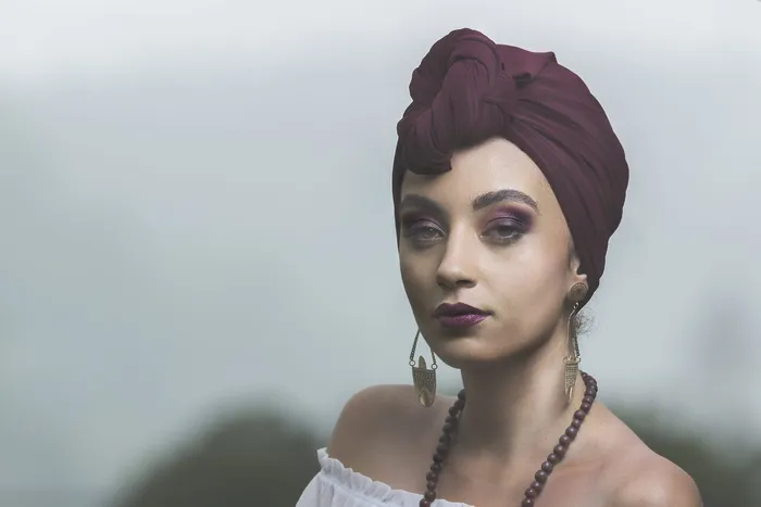 一个戴着红色头饰的女人