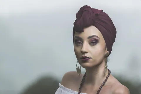 一个戴着红色头饰的女人