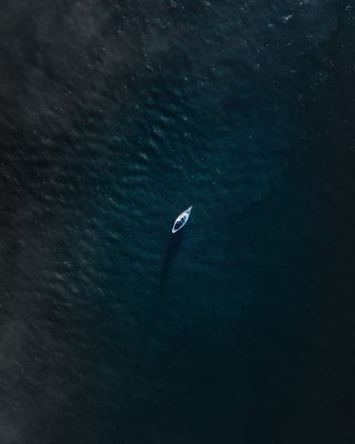 白色和蓝色帆船的航拍照片