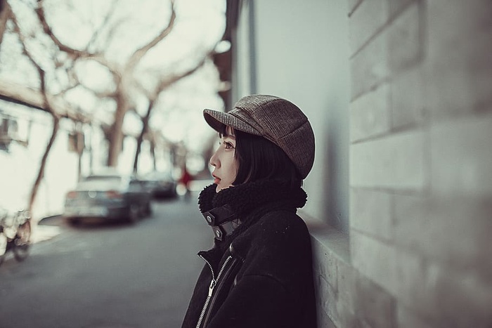 站在墙边的女人