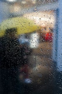 带露水的透明玻璃面板