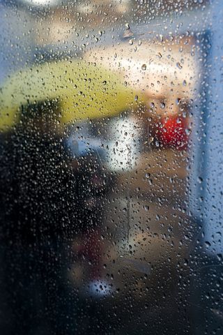 带露水的透明玻璃面板