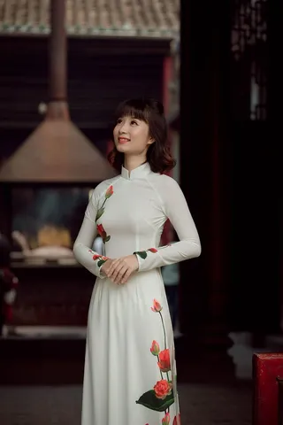 穿白色花朵连衣裙的女士