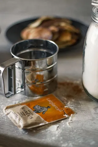 玻璃罐旁的银色陶瓷杯