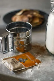 玻璃罐旁的银色陶瓷杯 玻璃罐旁的银色陶瓷杯