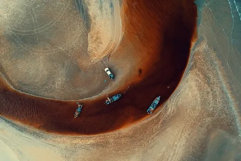 四艘蓝色船只在水体上的航空摄影 四艘蓝色船只在水体上的航空摄影