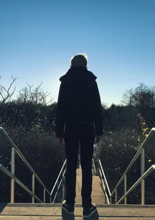 男孩，站着，楼梯，白天，男人，穿着，黑色，夹克