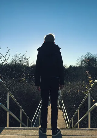 男孩，站着，楼梯，白天，男人，穿着，黑色，夹克