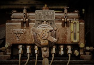 棕色气缸油和灰色钢软管