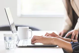 在办公室处理笔记本电脑照片