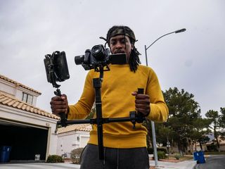 手持摄像机的男子