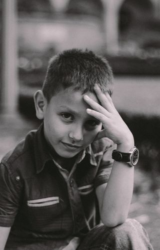 黑白、模糊、男孩、孩子、特写、脸、面部表情、手指