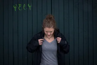 女士，穿着，灰色，v领衬衫，黑色，拉链连帽衫，人物，时尚