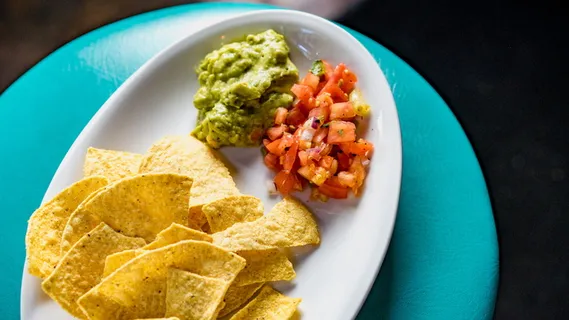 美国，纽约，粉红色，晚餐，小吃，莎莎酱，薯片，愈创木酚