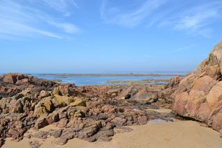 遥远的场景, 岩石海岸线, 球衣, 海峡群岛, 蓝天, 遥远的岩石池, 梦幻般的地平线, 完美的景色