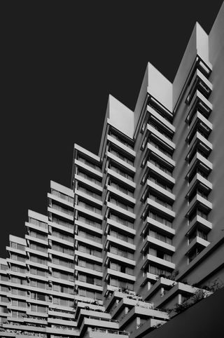 白色建筑，建筑外观，建筑结构，建筑，低角度视图，无人，天空