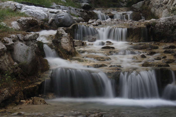 瀑布、利蒙、加尔达湖、长时间曝光、风景——自然、水、岩石、岩石——物体