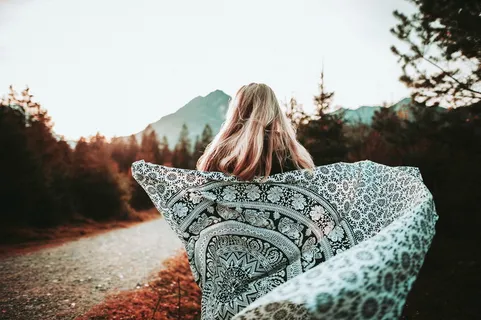 白色和灰色纺织品