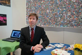 男士，黑色，正式，外套，站立，笔记本电脑，绿色，桌子