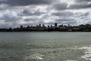 加利福尼亚州早晨鱼雷码头的旧金山天际线