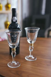 桌子上放着两个空酒杯和一瓶葡萄酒 桌子上放着两个空酒杯和一瓶葡萄酒