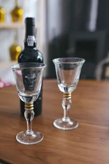 桌子上放着两个空酒杯和一瓶葡萄酒 桌子上放着两个空酒杯和一瓶葡萄酒