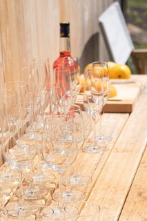 玻璃杯，玻璃杯，上菜，酒吧，饮料，酒精，鸡尾酒，聚会