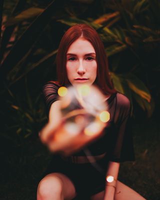 女性选择性聚焦照片