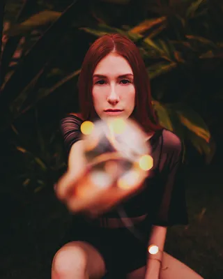 女性选择性聚焦照片