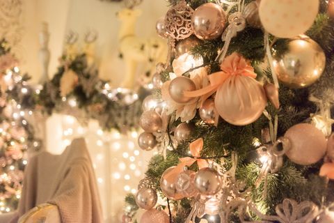 金色和绿色的圣诞树