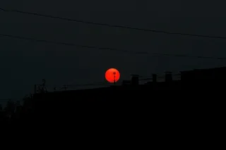 红色，阳光，屋顶，黑暗，天空，没有人，自然，交流