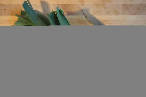 蔬菜，韭菜，胡萝卜，蘑菇，柠檬，刀，砧板，厨房