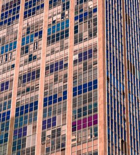 米色和蓝色建筑的低角度摄影