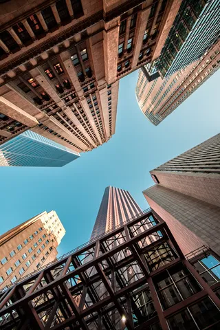 蓝天下高层建筑的虫眼观