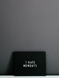 白色表面上的黑匣子