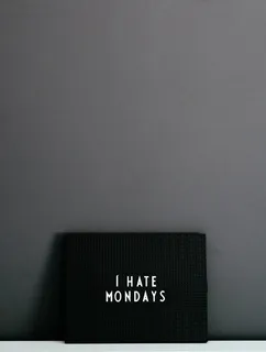 白色表面上的黑匣子