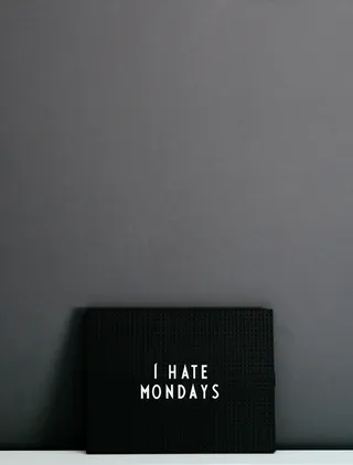 白色表面上的黑匣子