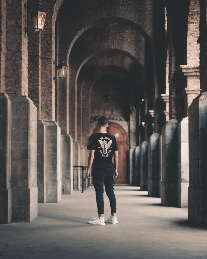 走廊里穿黑衬衫的男人的照片